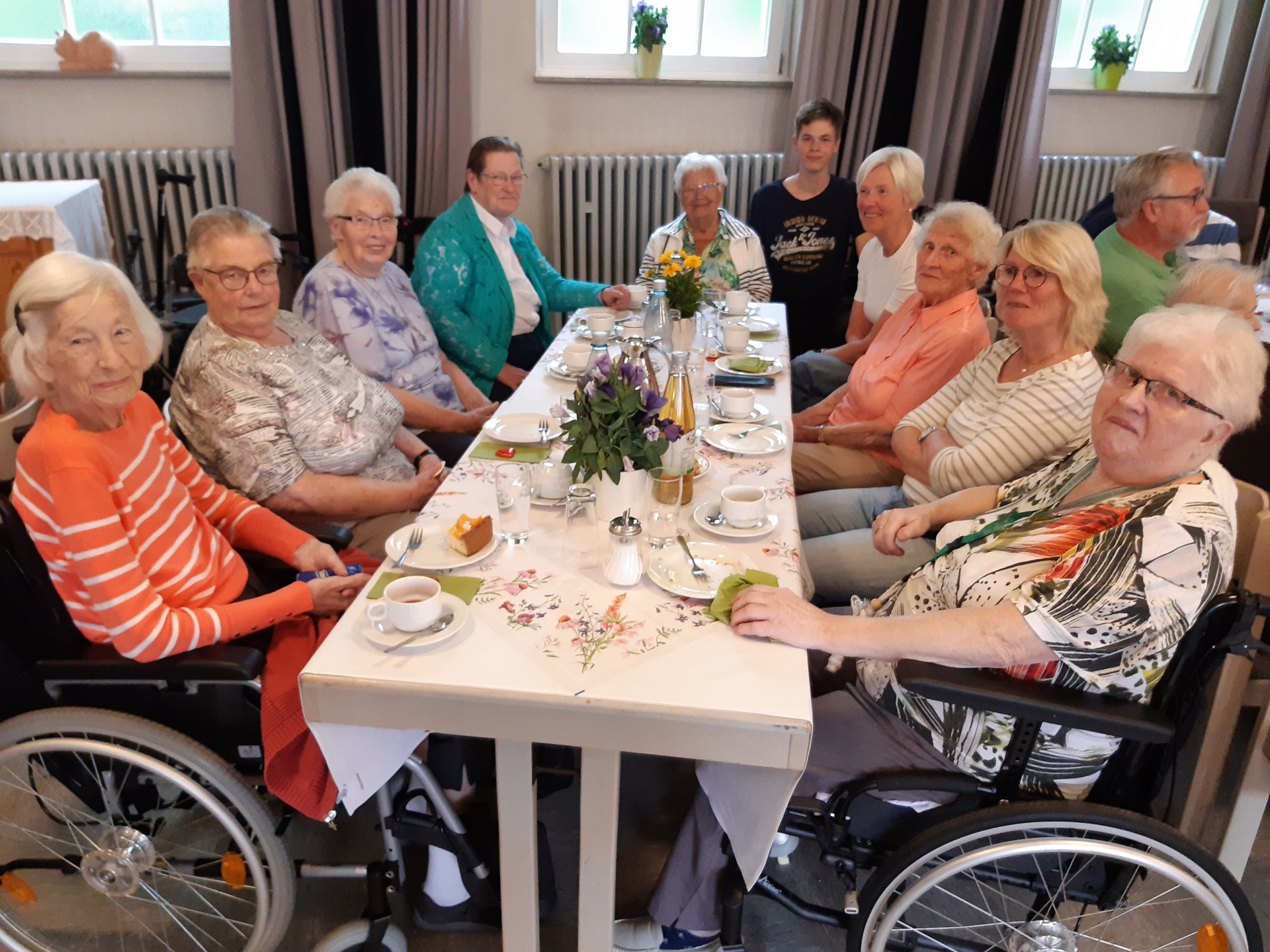 Sommerfest-Foto1 - Leute sitzen fröhlich am tisch