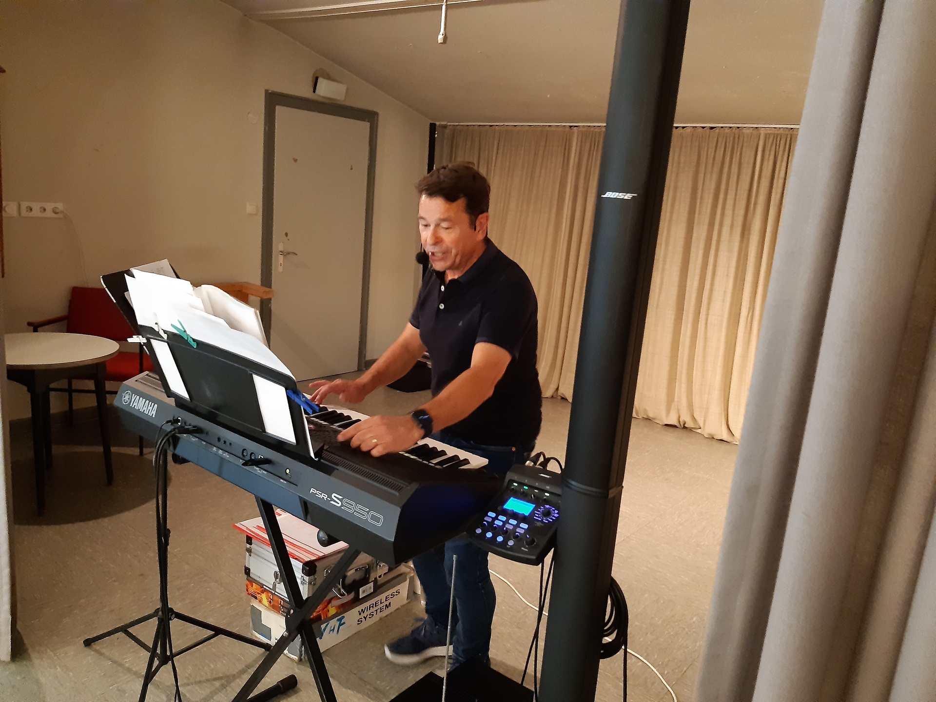 Sommerfest-Foto2 - ein Musikant spielt auf einem Keyboard